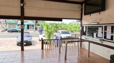 Tren istasyonuna girip çıkan insanlar