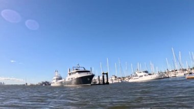 Bir tekne Gold Coast 'taki iskeleye yaklaşıyor.