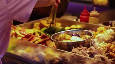 Tedarikçi yemek standında köfte hazırlıyor.