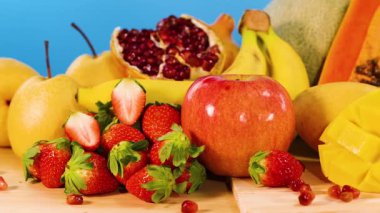 Çeşitli taze meyvelerin canlı gösterisi