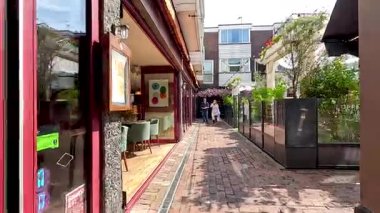 İnsanlar Brighton 'da bir kafenin önünden geçiyor.