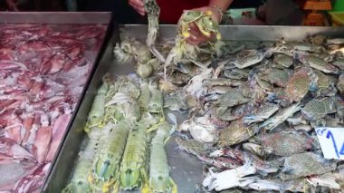 Markette deniz ürünleri düzenlemek ve sergilemek