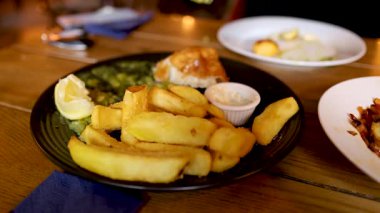 Tabaktan yemek kapmak.