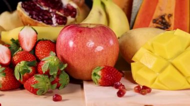 Çeşitli taze meyvelerden oluşan canlı bir karışım.