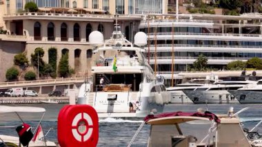 Monte Carlo rıhtımına bir yat yaklaşıyor.