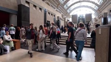 İnsanlar Orsay Müzesine girip çıkıyorlar.