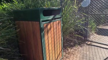 Şişeyi çöp kutusuna atan kişi