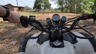 Dışarıdaki bir ATV 'nin birinci şahıs görüntüsü.