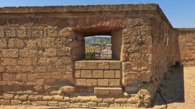 Taş yapı manzaralı bir şehir manzarası çiziyor