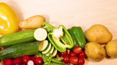 Masanın üzerine düzgünce yerleştirilmiş çeşitli sebzeler.