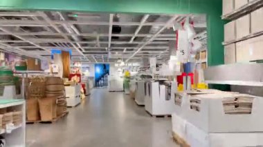 Çeşitli ürünlerle dolu kalabalık bir depoyu keşfetmek.