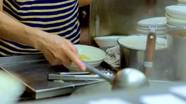 Şef usta bir şekilde mutfakta şehriye çorbası hazırlar.