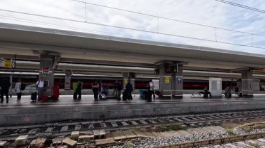 İnsanlar Floransa tren istasyonunda bekliyor.