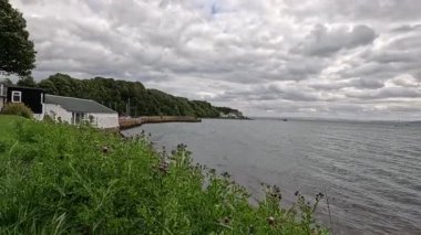 Bereketli yeşillik ile huzurlu sahil manzarası