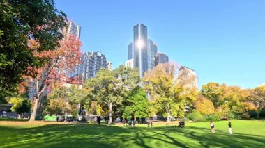 Çocuklar parkta açık hava aktivitelerini severler.