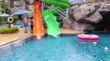 Cankurtaran su kaydırağını denetliyor.