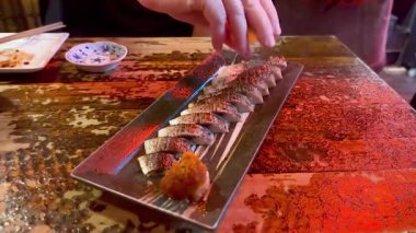 Şef dramatik bir yetenekle suşi hazırlar.