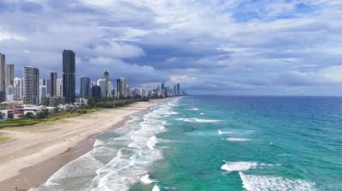 Plaj, okyanus ve şehrin gökyüzü manzarası