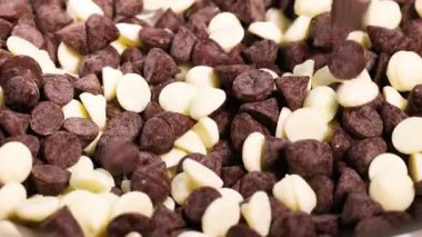 Koyu ve beyaz çikolata parçaları karıştırılıyor.