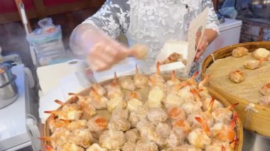 Tedarikçi karides ve domuz eti hazırlar.