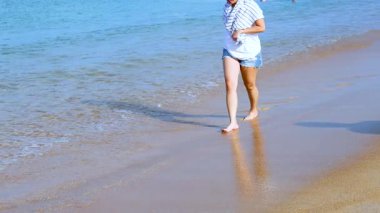 Phuket 'teki kumlu plajda gezinen biri