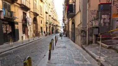 En az hareketlilikle sakin bir sokak manzarası