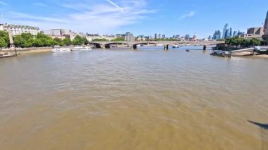 Thames Nehri ve Londra ufuk çizgisi manzarası