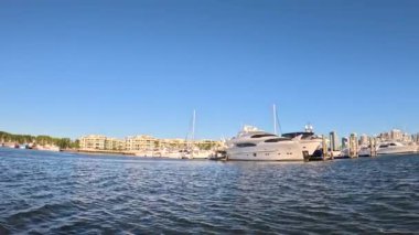 Gold Coast 'ta bir yat limanına yanaşmış.