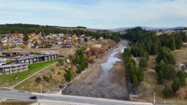 Drone görüntüleri Tekapo Gölü 'nün sakin manzarasını sonbahar yaprakları, dolambaçlı bir nehir ve Good Shepherd Kilisesi ile çeker.