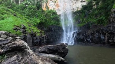 Şelale yemyeşil orman ortamında çağlıyor.