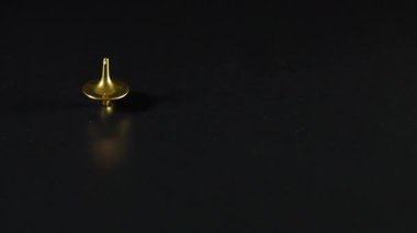 Koyu bir yüzeyde dönen altın kaplama.