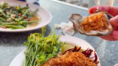 Taze istiridye ve sebzeli deniz ürünleri.