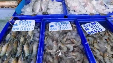 Pazarda satılık çeşitli karidesler