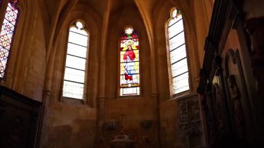 Saint Sacerdos Katedrali 'nde lekeli cam pencere.