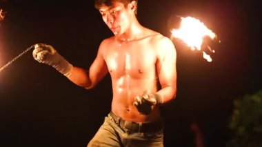 Sanatçı büyüleyici gösteride ateşi ustaca manipüle eder