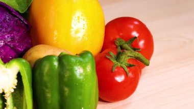 Canlı bir taze sebze gösterisi.