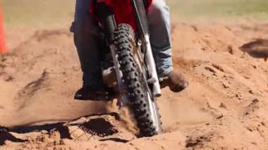 Toprak yolda bir motosiklet kazası dizisi