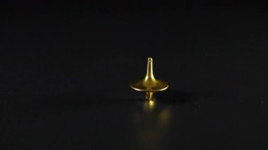 Siyah yüzeyde dönen altın başlık