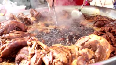 Büyük bir tencerede domuz budu güveci pişiriyorum..