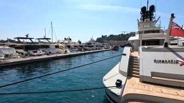 Monte Carlo limanına bir yat yanaşıyor.