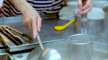 Eller köfteli şehriye çorbası pişiriyor.