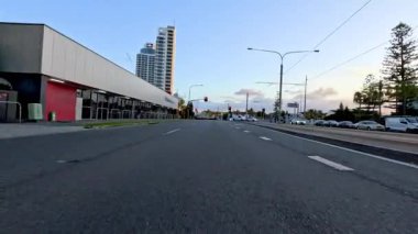 Altın Sahilde gün batımında arabalar ve binalar