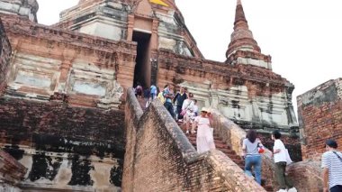 Ziyaretçiler, Ayutthaya, Tayland 'daki antik tapınak merdivenlerine çıktılar