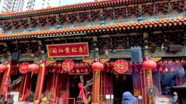 Ziyaretçiler canlı Hong Kong tapınağını keşfediyorlar.