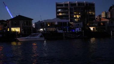 Geceleri rıhtım binalarında yat gezintisi.