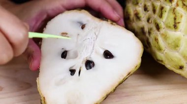 Eller kremalı elmadan tohum alıyor.