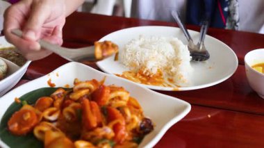 Lezzetli kalamar ve pilav servisi.