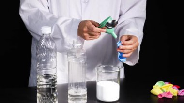 Balonlar ve sıvılarla kimyasal reaksiyon gösteriliyor