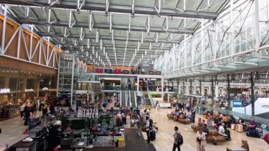 Paddington İstasyonu, Londra 'da kalabalık ve hareketlilik