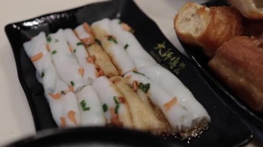 Kızarmış hamur çubuklarıyla karidesli pirinç eriştesi.